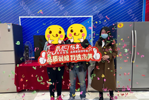 業(yè)主說(shuō)在后期的顏色搭配中，還需要我們多多思考和配合，顏色的整體考慮以及在裝修中的細(xì)節(jié)考慮！那我們杰美裝飾想在這里說(shuō)對(duì)于后期中每一個(gè)小問(wèn)題，我們都將匯報(bào)給業(yè)主的。我們現(xiàn)在看到整體的效果，非常喜歡，我和我先生喜歡這樣的簡(jiǎn)約要素，非常好，線條的美...